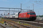 Re 460 012-8 durchfährt am 21.05.2023 den Bahnhof Muttenz.