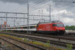 Re 460 115-9 durchfährt am 08.05.2023 den Bahnhof Muttenz.