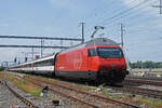 Re 460 031-8 durchfährt am 21.05.2023 den Bahnhof Muttenz.
