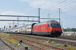 Re 460 011-0 durchfährt am 21.05.2023 den Bahnhof Muttenz.