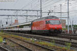 Re 460 043-3 durchfährt am 08.05.2023 den Bahnhof Muttenz.