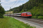 Re 460 074-8 fährt am 27.07.2023 Richtung Bahnhof Tecknau.