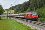 Re 460 032-6 fährt am 27.07.2023 Richtung Bahnhof Tecknau.