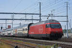Re 460 011-0 durchfährt am 21.05.2023 den Bahnhof Muttenz.