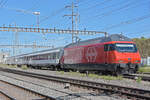 Re 460 056-5 durchfährt am 25.06.2022 den Bahnhof Pratteln.