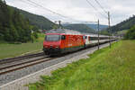 Re 460 058-1 fährt am 27.07.2023 Richtung Bahnhof Gelterkinden.