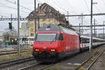 Re 460 035-9 durchfährt am 08.02.2024 den Bahnhof Pratteln.