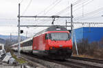 Re 460 045-8 fährt am 16.02.2024 Richtung Itingen.