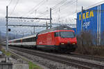 Re 460 045-8 fährt am 16.02.2024 Richtung Station Itingen.