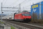 Re 460 077-1 fährt am 26.02.2024 Richtung Station Itingen.