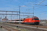 Re 460 045-8 durchfährt am 25.03.2024 den Bahnhof Muttenz.
