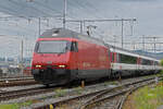Re 460 009-4 durchfährt am 01.06.2024 den Bahnhof Muttenz.
