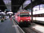 E-Lok 460 083-9 bernimmt in Basel den Zug aus Brssel, um diesen ber Olten, Bern, Thun und Spiez nach Interlaken-Ost zu bringen.