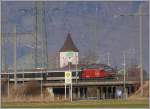 Eine Re 460 mit IR 765 berquert in Bad Ragaz den Rhein und die N13. Der Turm gehrt zur Autobahnraststtte Heidiland. (26.12.2007)