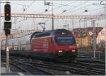 Re 460 116-7 schlngelt mit einem IC2000 in den Zrcher Hauptbahnhof. (15.01.2008)