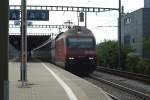 Re 460 095-3 durchfhrt am 5.7.08 mit dem IC 718 den Bahnhof Bassersdorf.