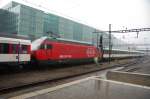 Mittendrin: Re 460 014-4  Val-Du-Trient  schiebt und zieht jeweils einen Teil ihres Intercitys. (Basel-SBB, strmender Regen, 12.08.2008).