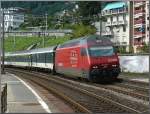 Re 460 085-4 kommt am 02.08.08 aus Montreux und durchfhrt mit ihrem Zug die Haltestelle Veytaux-Chillon am Genfer See.