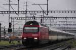 SBB-IC fr SBB-IC jagte durch  mein  typisches Schweiz-Wetter. 460 032-6 aus Olten kommend. (10.08.2009).