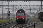 Ein ehemalige Lok 2000 unterwegs in  natrlicher  Zugwaschanlage am 10. August 2009. 460 088-8 mit Schnellzug passiert in den nchsten Sekunden Muttenz Bhf. Fehlt nur noch die Schaumpflege und Heiwachs... 