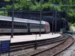 Dieser Eurocity hat im Juli 2007 dreimal die Kirche von Wassen umfahren und fhrt nun in den Gotthardtunnel ein.