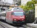 SBB - Lok 460 118-3 vor Schnellzug bei der einfahrt in den Bahnhof Montreux am 08.11.209