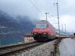 Re 460 106-8 mit IC 576 von Chur nach Basel SBB passiert gerade den einspurigen Streckenabschnitt bei Tiefenwinkel am Walensee, 15.03.2010.