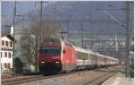 IR1786 mit Re 460 096-1 verlsst mit ihrem buntgemischten Wagenpark die Bndner Hauptstadt Chur.(19.04.2010)
