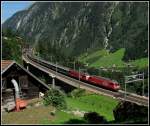 Zwei Re460 auf der mittleren Meienreussbrcke bei Wassen.
August 2008