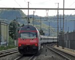 Im letzten Tageslicht des August 2010 fährt die Re 460 091-2  Werdenberg  mit einem EW IV-Pendelzug aus dem Bahnhof Gelterkinden nach Basel.
