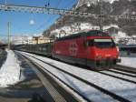 Re 460 099 mit dem IR 1761 in Sargans. An der Spitze des Zuges sind 4 B EWII und ein A EWI NPZ. Dieser seltene Einsatz des Regio-Wagens in einem Schnellzug ist auf das erhhte Verkehrsaufkommen infolge der Skiferien zurckzufhren, 18.02.2012.