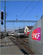  Silberlinge  unter sich: der SNCF TGV streckt seine windschnittige Nase ins Bild, whrend die SBB Re 460 107-6 mit ihrem IR Luzern - Genve Aroport Lausanne verlsst. Im Hintergrund ist schwach der silberne Kessel der SBB Rettungszugs zu erkennen. 
