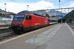 Re 460 109-2 mit dem IR 2267 bei Ausfahrt in Bellinzona. An der Spitze des Zuges befinden sich 2 B EWI NPZ (Regiowagen), 50 85 20-35 300-6+149-7, 21.04.2012.