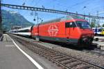 Die Re 460 026-8 mit dem IR 2173 beim Zwischenhalt in Arth-Goldau. An erster Stelle ist der Wilhelm Tell Express Wagen, dahinter sind 2 EWI NPZ (Regio) Wagen, 17.05.2012.