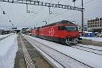 Der IR 2125 wird heute ausnahmsweise von 2 Re 460 gezogen: Re 460 089-6 (vorne im Bild) und 460 074-8 in Solothurn, 09.12.2012.