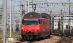 Mit einer langen Dosto Garnitur schlngelt sich am 20.5.2009 SBB 460044-1 
bei der Einfahrt in den Hauptbahnhof Zrich durch die Weichenstrae.