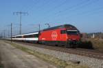 Re 460 069-8 befinden sich am 08.03.2014 mit dem RE 3217 bei Hindelbank.