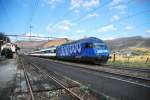 Re 460 106-8. Durchfahrt am stillgelegten Bhf. Hornussen (Aargau) am 19.12.2006. Schn sieht sie aus, die blaue Werbelok mit der  300 000  drauf. Doch was bedeutet diese Zahl ? Nun wei ich es dank Stefan Hofmann. Es sind soviel Generalabonnements der SBB im Umlauf, aber  nur  3000 Portraitfotos auf der Lok zu bestaunen. Nochmals danke Stefan fr Deine eMail.  