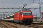 Re 460 081-3 durchfährt den Bahnhof Muttenz. Die Aufnahme stammt vom 21.09.2014.