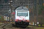 Japan Werbelok Re 460 036-7 schiebt einen Ic aus Zürich HB nach Chur rauf bei Weesen vorbei.Bild 17.11.2014