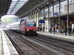 SBB - 460 021-9 mit IC nach Basel bei der einfahrt im der Bahnhofshalle in Olten am 16.04.2016
