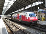 SBB - Lok 460 048-2 mit RE nach Bern in der Bahnhofshalle in Olten am 16.04.2016