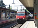 SBB - 460 053-2 mit 2 Angehoben Stromabnehmern bei der einfahrt im Bahnhof Spiez am 06.05.2016