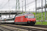 Re 460 002-9 durchfährt den Bahnhof Muttenz.
