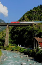 Mit dem IR 2328 von Locarno nach Basel SBB überquert eine Re 460 am 11.09.2016 die Chärstelenbachbrücke in Amsteg