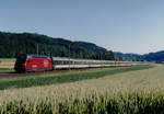 SBB: Zugsformationen aus dem Jahre 2000.
IC Genf-St.Gallen mit einer nicht erkennbaren Re 460 vor vierzehn EW IV-Wagen bei Bettenhausen im Juli 2000.
Foto: Walter Ruetsch
