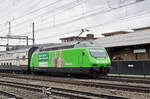 Re 460 080-5, mit der Migros Werbung, durchfährt den Bahnhof Sissach. Die Aufnahme stammt vom 06.03.2017.