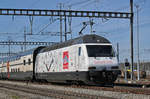 Re 460 044-1, mit der Werbung für Gottardo 2016, durchfährt den Bahnhof Muttenz.