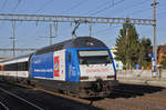 Re 460 079-7, mit der Gottardo/Credit Suisse Werbung, durchfährt den Bahnhof Rothrist.