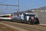 Re 460 028-4, mit der SBB Personalwerbung, durchfährt den Bahnhof Gelterkinden.